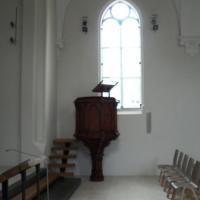 Vom Vorraum aus gelangt man in den Kirchenraum, den man direkt gegenüber der Kanzel betritt. Nach rechts kann man durch den Turm und eine Wendeltreppe auf die Orgelempore gelangen. 