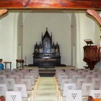 Der Altarraum wurde neu gestaltet; das Holzpodest, auf dem der Hochaltar früher stand, ist weggefallen, die Stufen zum Kirchenraum wurden, da sich auch das Bodenniveau verändert hat, völlig neu gestaltet.