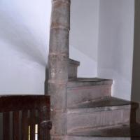 Über eine steile Wendeltreppe gelangt man vom Turmraum auf die Orgelempore; nach unten führt die Treppe in einen kleinen Kellerraum. 