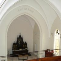 Blick von der Orgelempore in den Altarraum