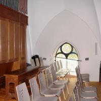 Auf der Empore befindet sich die vollständig restaurierte Orgel. 