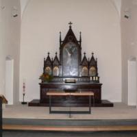 Der Altarraum ist damit größer und bietet Platz für einen Altartisch. Dieser und weitere Elemente wie das Redepult wurden in einheitlichem Design entworfen. 